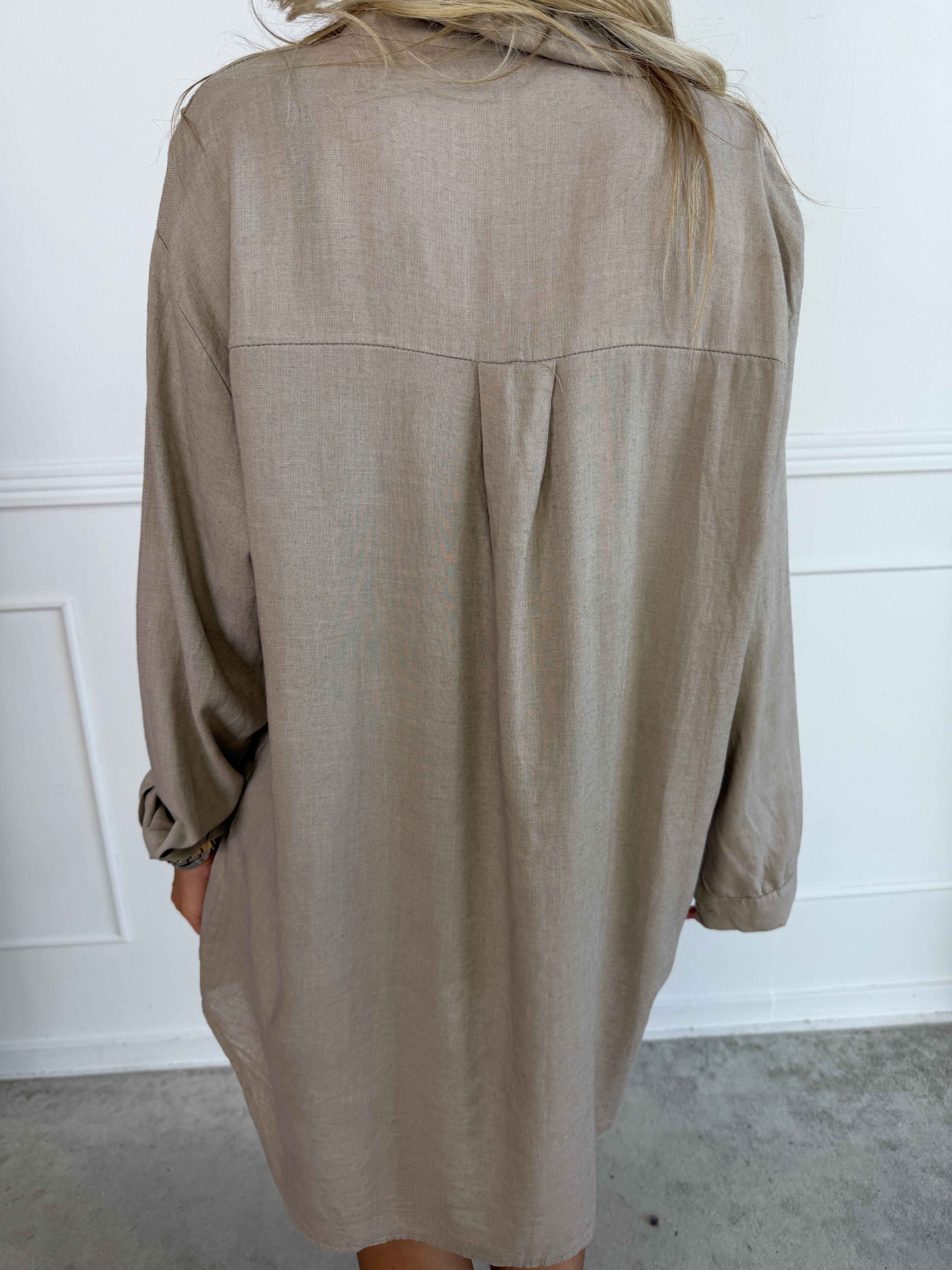 Clara Dress - Ensfarvet skjortekjole i viskose og hør